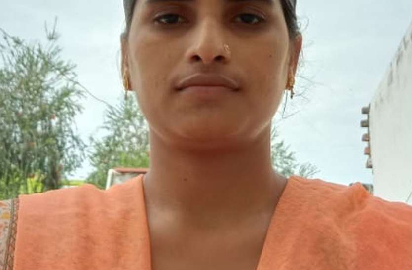 एक बेटी की सक्सेस स्टोरी पेन्टर की बेटी ने अभावों में लिख दी सफलता की इबारत