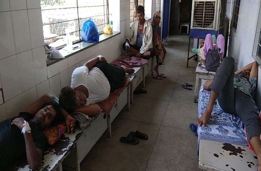 वार्ड फुल, बरामदों में पहुंचे मरीजों के पलंग वार्ड फुल, बरामदों में पहुंचे मरीजों के पलंग