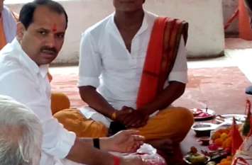 Congress MLA in VVIP district performed havan pujan on the birthday of the Prime Minister of the country, there was a stir in the Congress वीवीआइपी जिले में कांग्रेस विधायक ने देश के प्रधानमंत्री के जन्मदिन पर कराया हवन पूजन,कांग्रेस में मचा हड़कंप