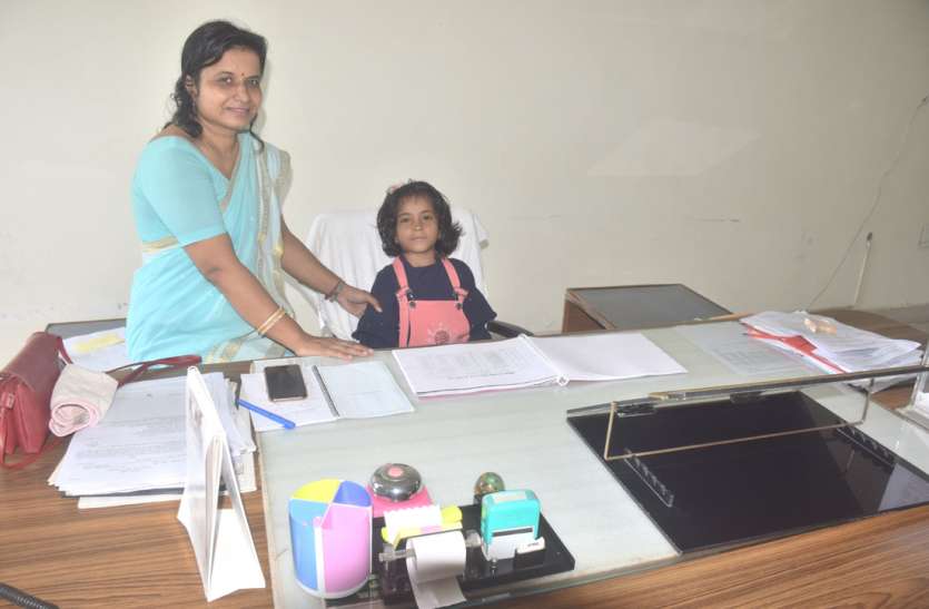 Daughters learned about the way Papa-Mummy works बेटियों ने जाने पापा-मम्मी के काम करने के तरीके...