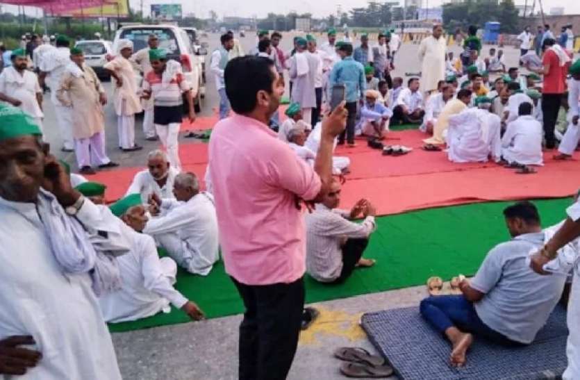 kisan.jpg कैबिनेट मंत्री के आने से पहले किसानों ने किया यह काम तो पुलिस के फूले हाथ-पांव