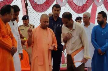 cm visit flood area distribution relief material ballia बाढ़ से भारी तबाही, रेस्क्यू ऑपरेशन सीएम बाढ़ इलाके का किया हवाई सर्वेक्षण, कटान क्षेत्र में बांटे राहत सामग्री