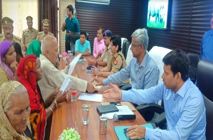 डीएम की अध्यक्षता में आयोजित हुआ सम्पूर्ण समाधान दिवस, दिए ये कड़े निर्देश डीएम की अध्यक्षता में आयोजित हुआ सम्पूर्ण समाधान दिवस, दिए ये कड़े निर्देश