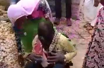Cruelty with Man Woman who allegedly in illigal relationship युवक को पिलाया पेशाब, महिला का मुंडन कर मारपीट, वीडियो सोशल मीडिया पर वायरल हुआ तो हरकत में आई पुलिस