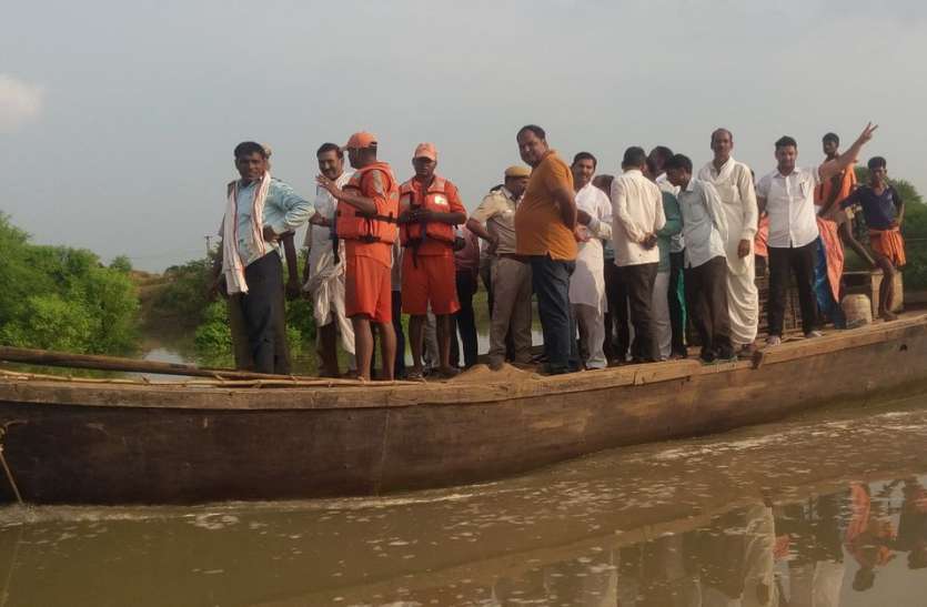 पानी से घिरे गांवों का लिया जायजा पानी बना आफत, एक दर्जन गांवों का कटा सम्पर्क