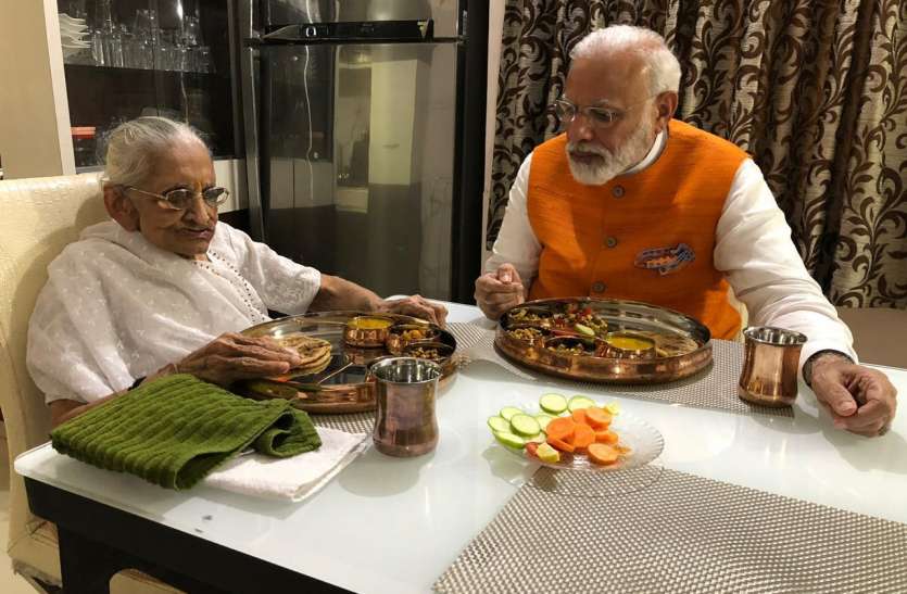 PM Modi birthday: प्रधानमंत्री मोदी ने लिया इनका आशीर्वाद, संग भोजन भी PM Modi birthday: प्रधानमंत्री मोदी ने लिया इनका आशीर्वाद, संग भोजन भी