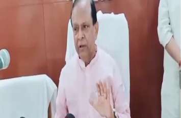 Yogi Minister Moti singh angry on Swami Chinmayanand रेप के आरोपी स्वामी चिन्मयानंद की गिरफ्तारी के सवाल पर बोले योगी सरकार के मंत्री, कहा- मैं उन्हें नही जानता