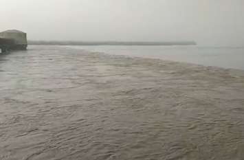 Floods situation continues to be grim in Dholpur Rajasthan बाढ़ से बिगड़े हालात, खाली कराए गांव, 69 गांवों में स्कूलों में अवकाश बढ़ाया