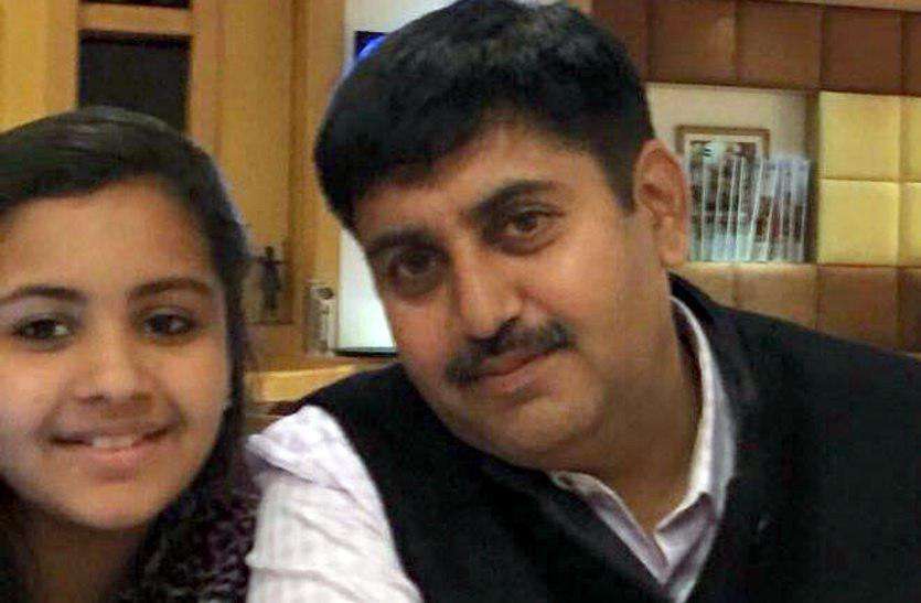 बेटियों ने संभाला पापा का दफ्तर देखे तस्वीरें बेटियों ने संभाला पापा का दफ्तर देखे तस्वीरें