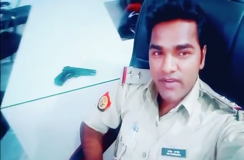 लखनऊ पुलिस के जवान ने टिकटॉक पर बनाई ऐसी वीडियो, खूब हो रही वायरल, एसएसपी ने लिये कड़ा एक्शन लखनऊ पुलिस के जवान ने टिकटॉक पर बनाई ऐसी वीडियो, खूब हो रही वायरल, एसएसपी ने लिया कड़ा एक्शन