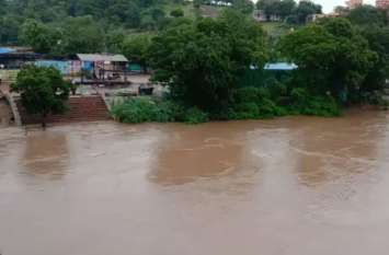 Monsoon: alert of heavy rains in 18 districts rains and flood in mp 18 जिलों में मूसलधार बारिश का अलर्ट जारी, 33 सालों का टूटा रिकार्ड, 3 दिनों से नहीं हुई पशुपतिनाथ की पूजा