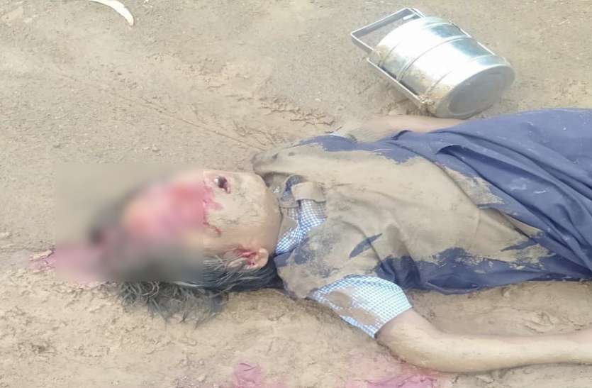 दहलाने वाली तस्वीर: जिस बस से रोजाना जाती थी स्कूल उसी के नीचे दब कर छात्रा की हुए दर्दनाक मौत दिल दहलाने वाली तस्वीर: जिस बस से रोजाना जाती थी स्कूल उसी के नीचे दब कर छात्रा की हुए दर्दनाक मौत