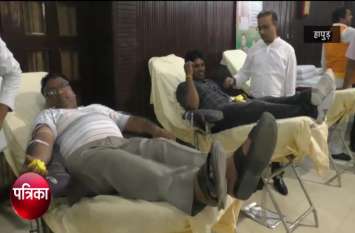 A large number of people donated blood on PM Modi's Happy Birthday VIDEO: यहां खास अंदाम में मनाया PM Modi का Happy Birthday, बड़ी संख्या में लोगों ने किया ब्लड डोनेट
