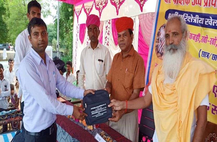 64वीं परिक्षेत्रीय खेलकूद प्रतियोगिता का समापन : कबड्डी में पीथापुरा एम को दोहरे खिताब 64वीं परिक्षेत्रीय खेलकूद प्रतियोगिता का समापन : कबड्डी में पीथापुरा एम को दोहरे खिताब