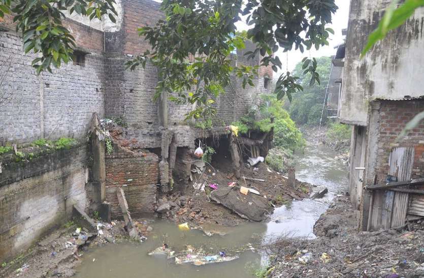 नालों में बना दिए मकान, हो रहा हादसे का इंतजार नालों में बना दिए मकान, हो रहा हादसे का इंतजार