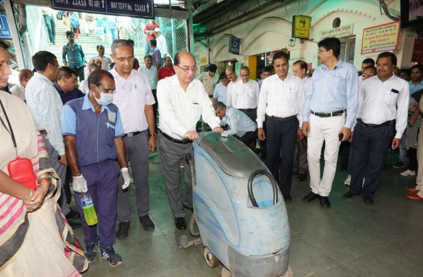 swachata PM Modi प्लेटफॉर्म पर सफाई करने लगे यह बड़े अफसर, तो हुआ यह