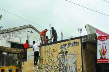 11 KV line technician repairing cable केबल की मरम्मत करते 11 केवी लाइन की चपेट में आया टेक्नीशियन