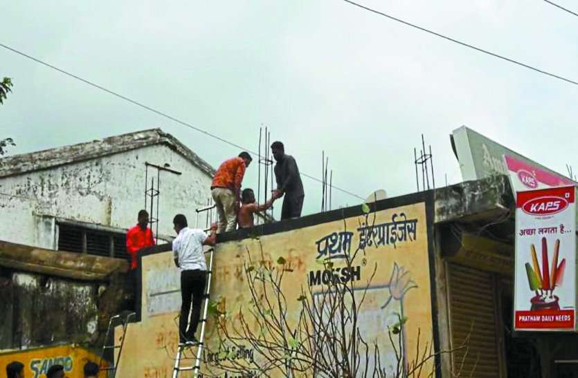 केबल की मरम्मत करते 11 केवी लाइन की चपेट में आया टेक्नीशियन केबल की मरम्मत करते 11 केवी लाइन की चपेट में आया टेक्नीशियन