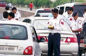 Swati singh caar break the traffic rules in sitapur राज्यमंत्री एवं प्रभारी मंत्री के काफिले की गाड़ी ने उड़ाई यातायात नियमों की धज्जियां, मंत्री के ड्राइवर ने तोड़ा यातायात का यह बड़ा नियम, मचा हड़कंप