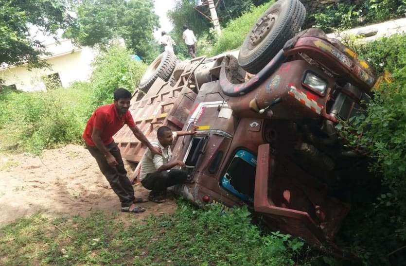 dumper falls into canal बजरी से भरा डम्पर नहर में गिरा