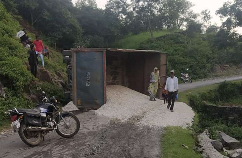 road was blocked छह घंटे अवरुद्ध रहा उदयपुर-झाड़ोल मार्ग