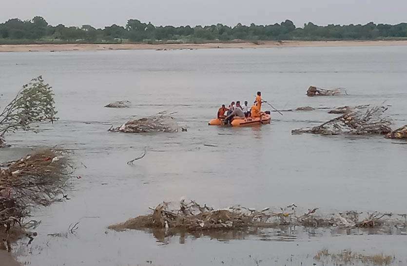 बनास में बहे दोनों युवकों की तलाश को लेकर एसडीआरएफ की टीम मोटर बोट से लगातार जुटी रही बनास में बहे दोनों युवकों की तलाश को लेकर एसडीआरएफ की टीम मोटर बोट से लगातार जुटी रही