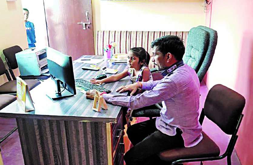 Bitia at Work पत्रिका बिटिया @ work : पैरेंट्स के ऑफिस में कामकाज देखकर खिल गया बेटियों का चेहरा