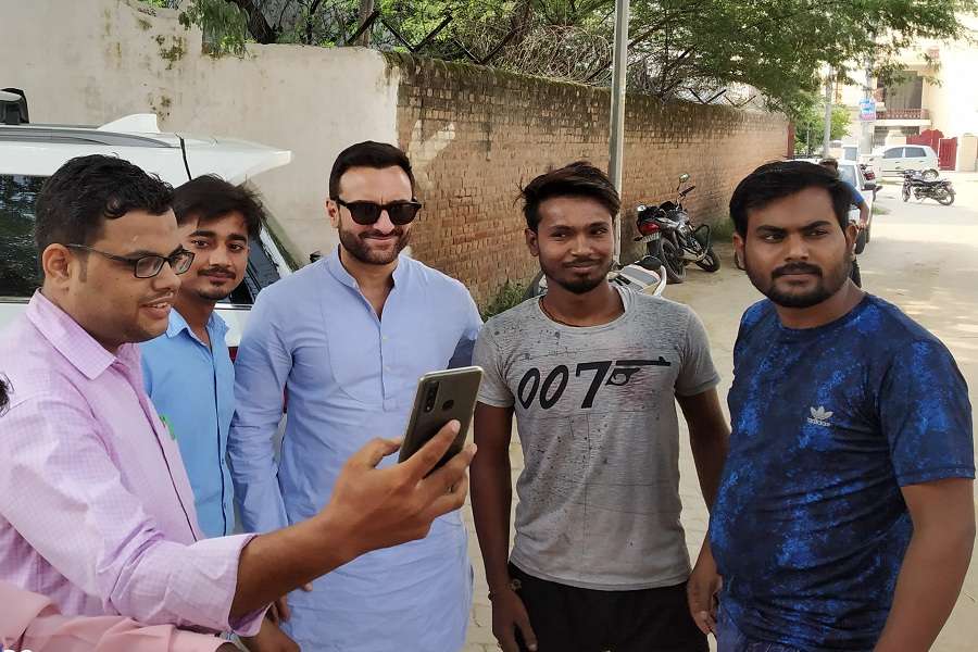 अपने ही महल का रास्ता भूले सैफअली खान, राहगीर से पूछा हमारे महल का रास्ता कौनसा है?
