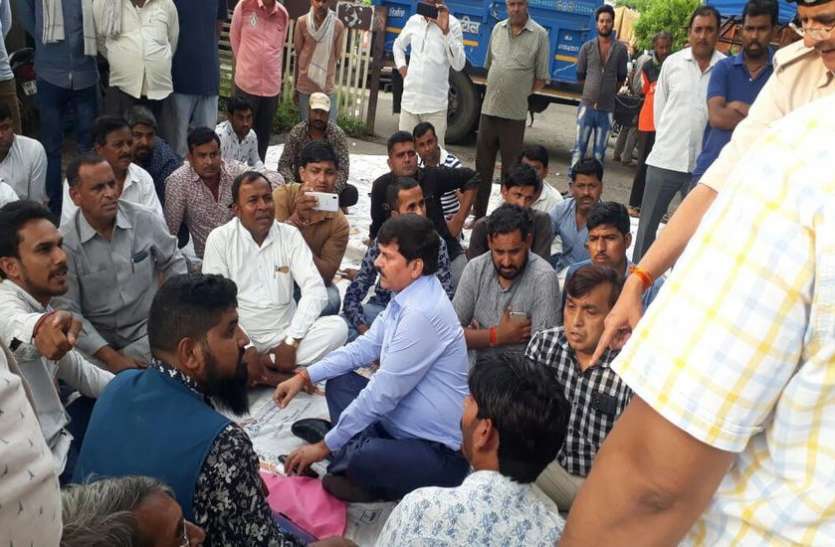 180 किसानों से 2.63 करोड़ की धोखाधड़ी करने वाले व्यापारियों पर पुलिस ने 6 माह बाद दर्ज की एफआइआर 180 किसानों से 2.63 करोड़ की धोखाधड़ी करने वाले व्यापारियों पर पुलिस ने 6 माह बाद दर्ज की एफआइआर