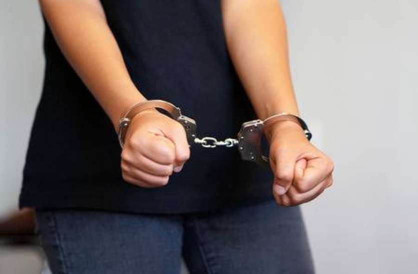 107318184-close-up-arrested-woman-handcuffed-hands-prisoner-or-arrested-terrorist-hacker-bribetaker-close-up-o.jpg सिपाही की मौत की गुत्थी 6 महीने बाद सुलझी, पुलिस ने पत्नी को किया गिरफ्तार