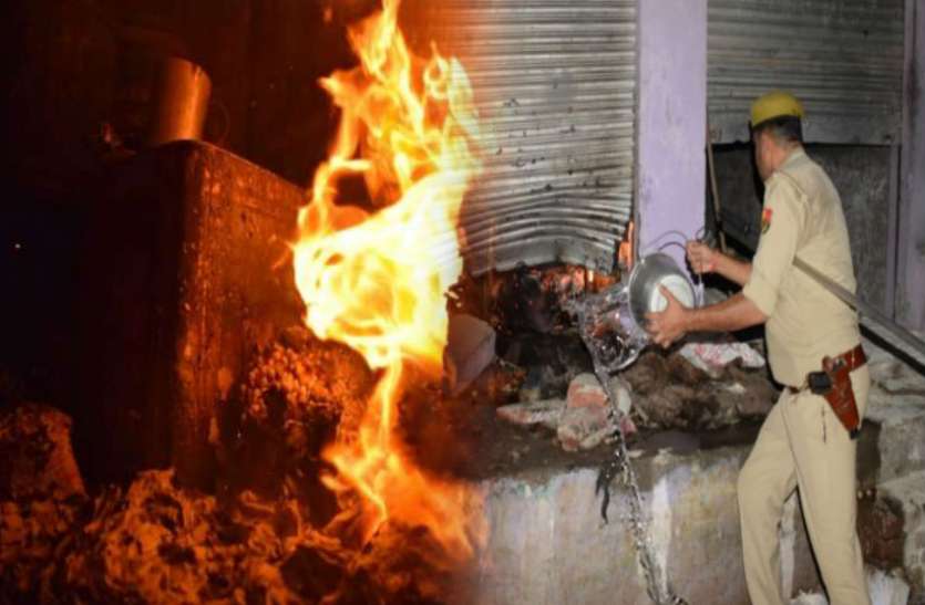 हिंदू किशोरी के अपहरण के बाद गर्माया माहौल, भीड़ का तांडव, पथराव के बाद खोखों और दुकानों में आगजनी हिंदू किशोरी के अपहरण के बाद गर्माया माहौल, भीड़ का तांडव, पथराव के बाद खोखों और दुकानों में आगजनी