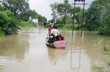 Villagers crossing river and Bansagar with broken boats सैड़कों लोगों को छूकर जाती है मौत!, सिहर उठते हैं बच्चे व ग्रामीण, वीडियो में देखिये कैसे दांव पर तीन गांवों की जिदंगी