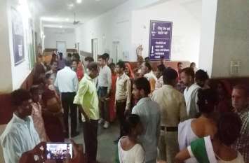 Youth hanged in hospital toilet डॉक्टर से कहा परिजनों को भेज देना शव, टायलेट में लगा ली फांसी...