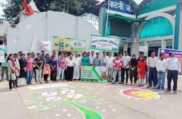 Cleanliness campaign in railway station जागरुकता रैली से किया अवेयर, श्रमदान कर रेलवे परिसर को किया क्लीन, देखें वीडियो