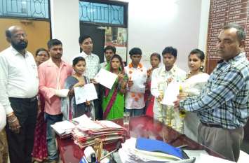 Two couples held one-handed दो जोड़ों ने थामा एक- दूजे का हाथ