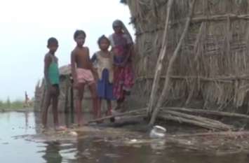 Ghaghra River flood in Barabanki घाघरा का जलस्तर घटा लेकिन अभी भी पानी में डूबे दर्जनों गांव, बाढ़ प्रभावितों में फैल रहा संक्रामक रोग