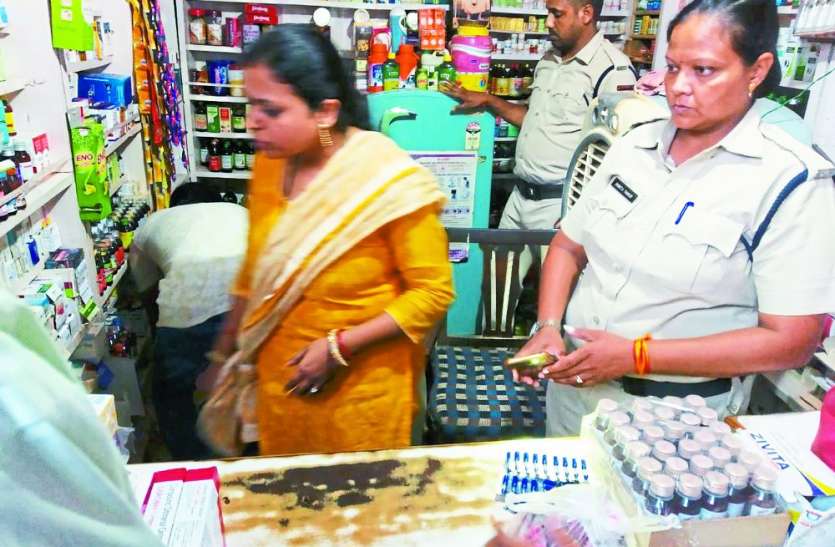 Drug cough syrup was being sold in fertilizer and seed shop खाद-बीज की दुकान में बिक रही थी नशीली कफ सिरप और दवाइयां, जांच टीम पहुंची तो रह गई भौचक्की
