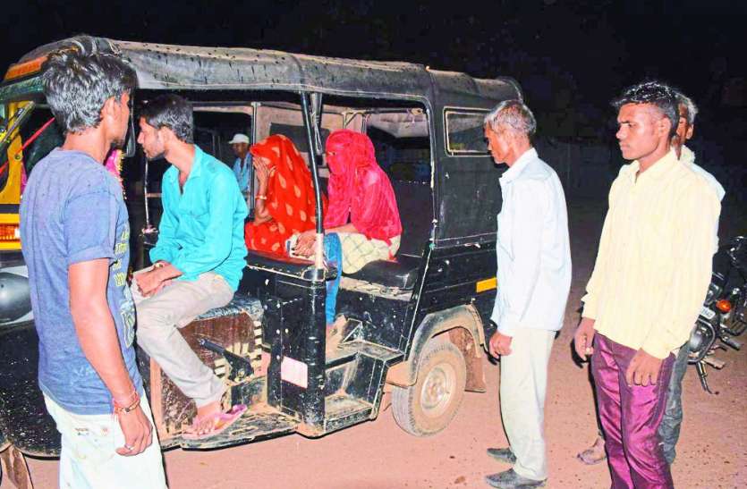 Satna Crime News: Young Girl Molestation of Army soldiers in satna सेना के जवान को कमरे में बंद कर लड़की ने मचा दिया शोर, थाने में नहीं हुई सुनवाई तो एसपी बंगला के बाहर दिया धरना