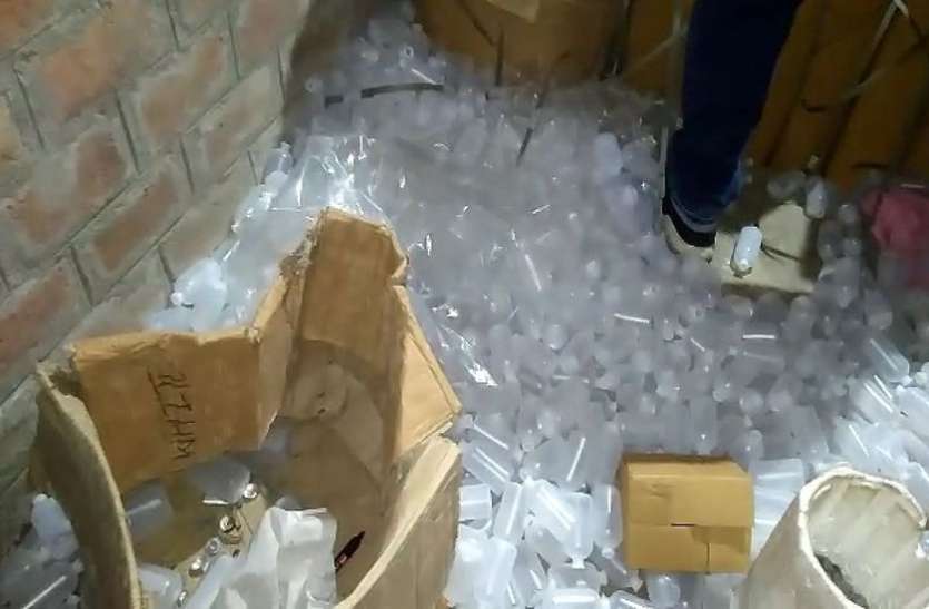 BIG BREAKING : गाय-भैंसों का दूध बढ़ाने के लिए यहां बन रहें थे नकली इंजेक्शन, किराना स्टोर्स पर हो रहा था सप्लाय BIG BREAKING : गाय-भैंसों का दूध बढ़ाने के लिए यहां बन रहें थे नकली इंजेक्शन, किराना स्टोर्स पर हो रहा था सप्लाय