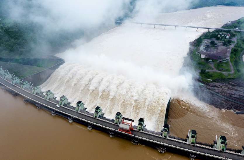 Three years later, the Indira Sagar dam filled up to 262.13 m. तीन साल बाद इंदिरासागर बांध पूरी क्षमता पर भरा, गेट खोलकर छोड़ रहे पानी