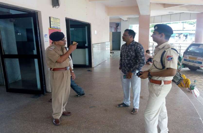 Crime: छह युवक शराब की बोतल लेकर बैठे थे रेलवे ट्रैक पर Crime: छह युवक शराब की बोतल लेकर बैठे थे रेलवे ट्रैक पर