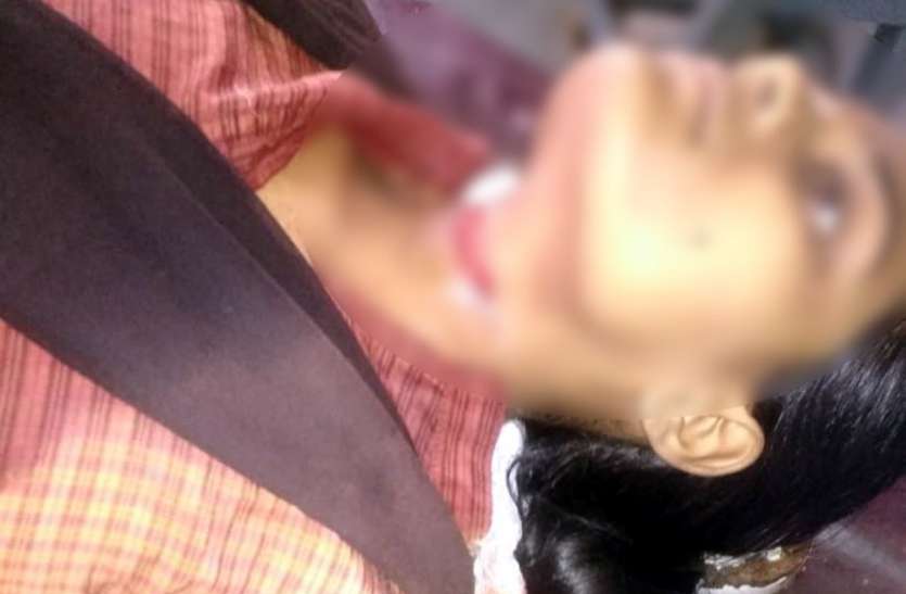 blade attack on Government College Amarpatan girl student in satna मनचले ने बोला- मुझसे रोजाना किया करो फोन में बात, नहीं की तो कॉलेज के अंदर घुसकर छात्रा के गले पर मारा ब्लेड