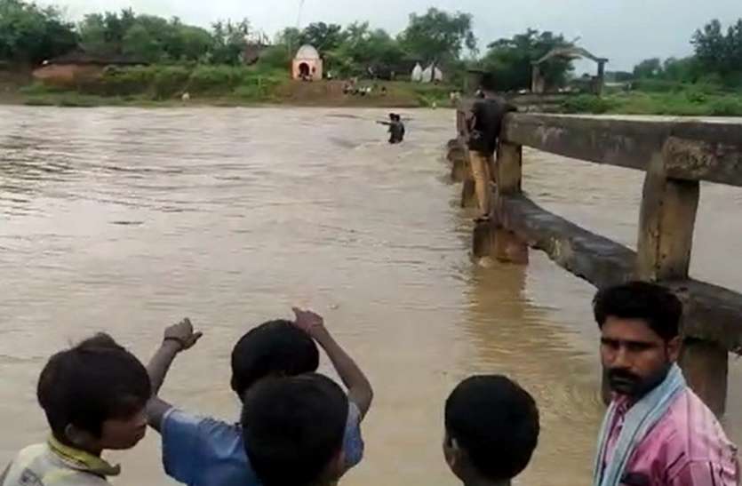 dhatura tamas river old man save the 2 children life in satna district टमस नदी में बह रहे दो मासूमों को देखकर गांव के ही बुजुर्ग ने लगा दी छलांग, खींच लाया मौत के मुंह से बाहर