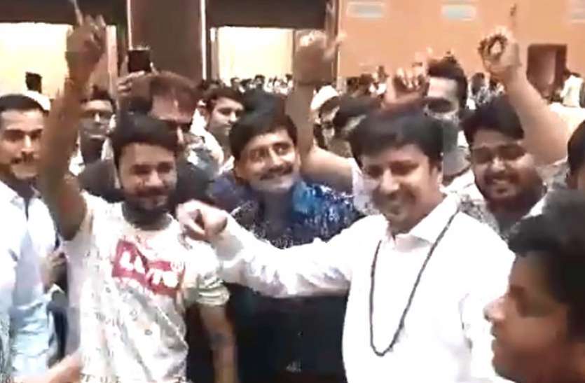 VIDEO VIRAL : विधायक आकाश विजयवर्गीय ने ‘नायक नहीं खलनायक हूं मैं’ गाने पर जमकर किया डांस VIDEO VIRAL : विधायक आकाश विजयवर्गीय ने ‘नायक नहीं खलनायक हूं मैं’ गाने पर जमकर किया डांस