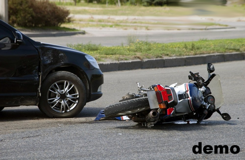 accident_news.png तेज रफ्तार कार ने युवक को कुचला, 1 की मौत दूसरा गंभीर रूप से घायल
