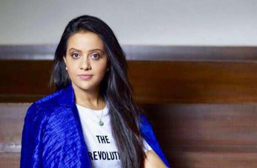 amruta_fadnavis.jpg पीएम मोदी को 'फादर ऑफ नेशन' कहने वाली अमृता अपने पति देवेंद्र फडणवीस से हैं ज्यादा अमीर