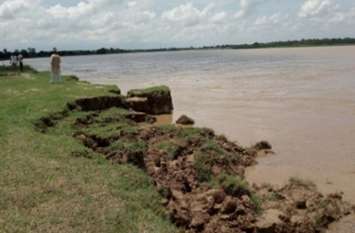 flood in balrampur राप्ती नदी का कहर, कटान तेज होने से 15 घर नदी में समाहित