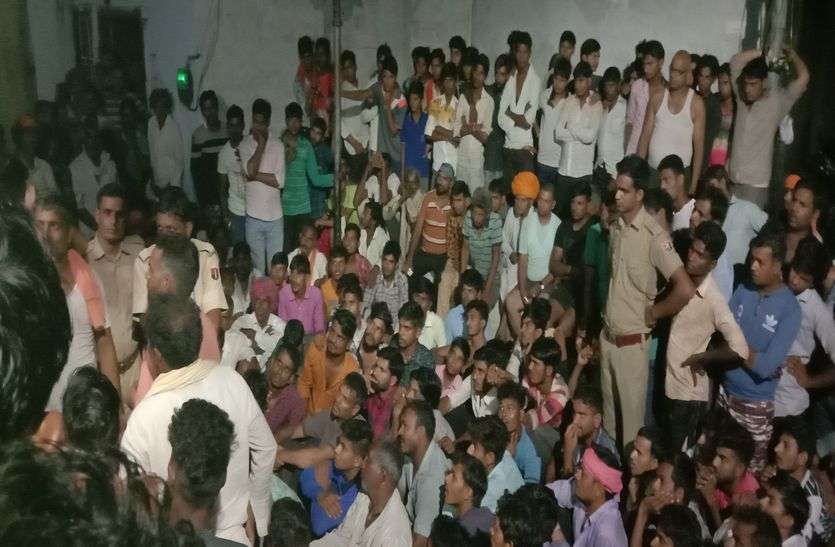 Outside the temple of villagers Chaupal, four arrested on suspicion of ग्रामीणों की मंदिर के बाहर चौपाल, चार को वाहन चोरी के संदेह में पकड़ पुलिस को सौंपा