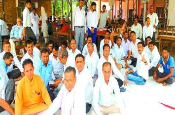 Indefinite strike of advocates started in Bansur बानसूर में अधिवक्ताओं का अनिश्चितकालीन धरना शुरू