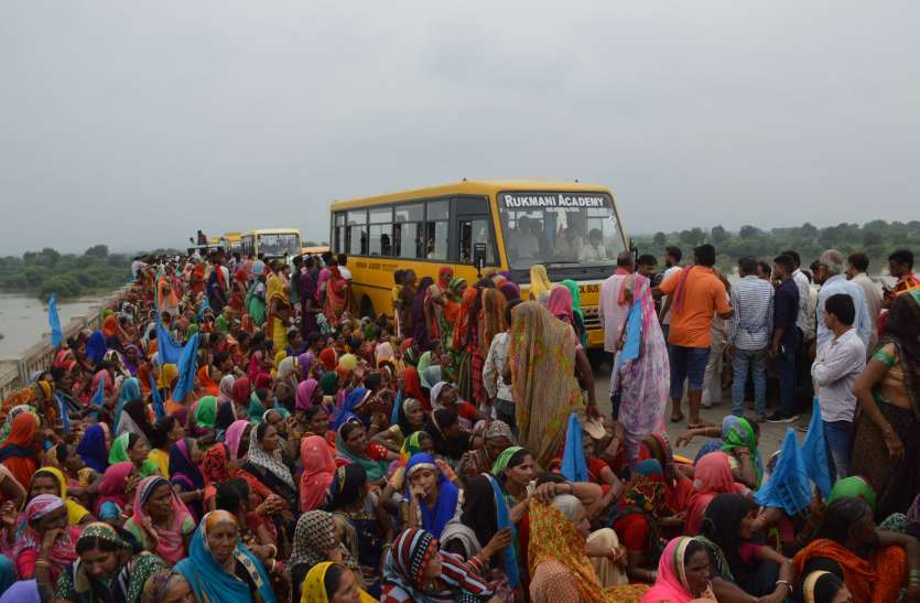 affected by the sinking of Sardar Sarovar Dam celebrated Dhikkar Day डूब प्रभावितों का दर्द... स्टेट हाईवे कसरावद पुल पर तीन घंटे चक्काजाम, कराया मुंडन